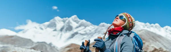 Jovem Mochileira Caminhante Fêmea Travando Caminhada Durante Rota Everest Base — Fotografia de Stock