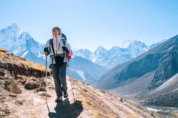 Ung Vandrare Backpacker Hona Tar Promenad Med Vandringsstavar Hög Höjd — Stockfoto