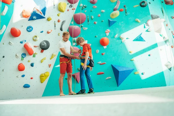 Baba Genç Oğluna Yardım Ediyor Tırmanma Takımlarını Kontrol Ediyor Çocuk — Stok fotoğraf