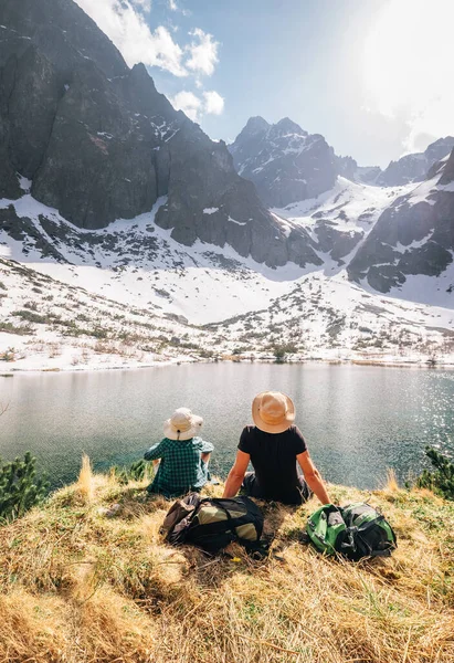 Otec Syn Backpackers Odpočívají Blízkosti Horského Jezera Zelene Pleso Slovensku — Stock fotografie