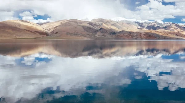 Montañas Del Himalaya Reflejadas Superficie Agua Del Lago Montaña Tso —  Fotos de Stock