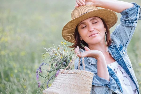 Porträttet Ung Kvinna Blundade Och Njuter Solstrålarna Hon Klädde Sig — Stockfoto