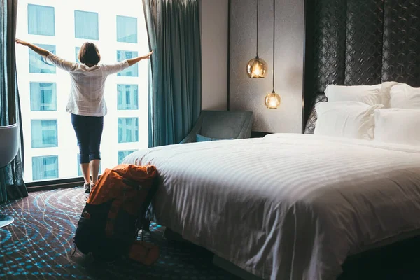 Backpacker Vrouwelijke Accommodatie Sterren Luxe Hotel Opent Een Hele Muur — Stockfoto