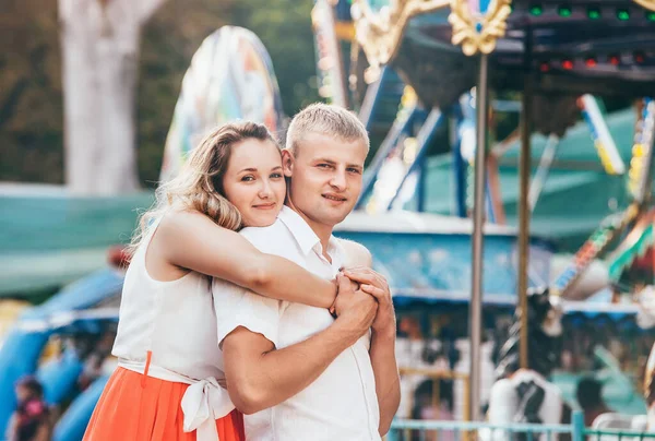 Retrato Dois Jovens Caminhando Parque Cidade Posando Para Câmera Sensual — Fotografia de Stock