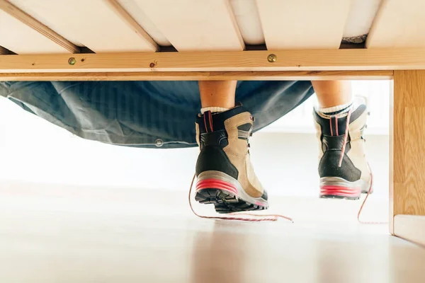 Neue Trekkingschuhe Mit Schnürsenkeln Unter Der Schlechten Sicht Hellen Sonnenlicht — Stockfoto