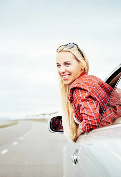 Feliz Sorrindo Jovem Mulher Olha Para Fora Janela Carro — Fotografia de Stock