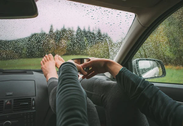 Anmutige Frauen Halten Die Thermoskanne Mit Heißem Tee Der Hand — Stockfoto