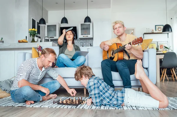 Família Sala Estar Juntos Pai Jogando Xadrez Com Filho Pequeno — Fotografia de Stock