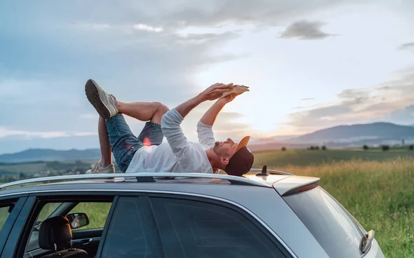 Hombre Mediana Edad Acostado Techo Del Coche Leyendo Libro Bestseller —  Fotos de Stock