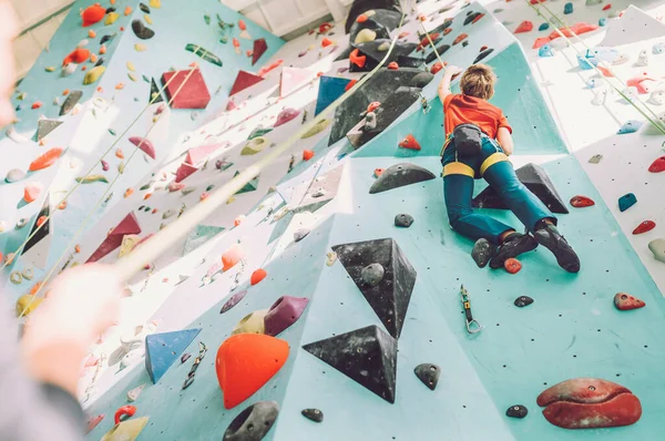 Adolescente Salão Escalada Interior Rapaz Está Subir Com Uma Corda — Fotografia de Stock