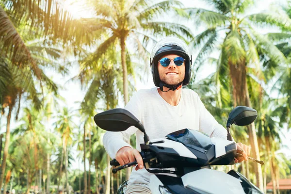 Feliz Sorrindo Turista Masculino Capacete Óculos Sol Andando Moto Scooter — Fotografia de Stock