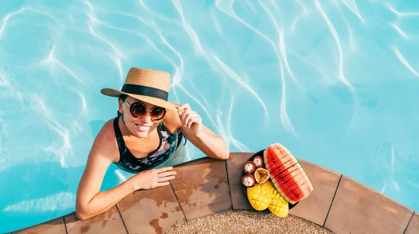 Mujer Sonriente Con Sombrero Paja Gafas Sol Nadando Piscina Disfrutando —  Fotos de Stock