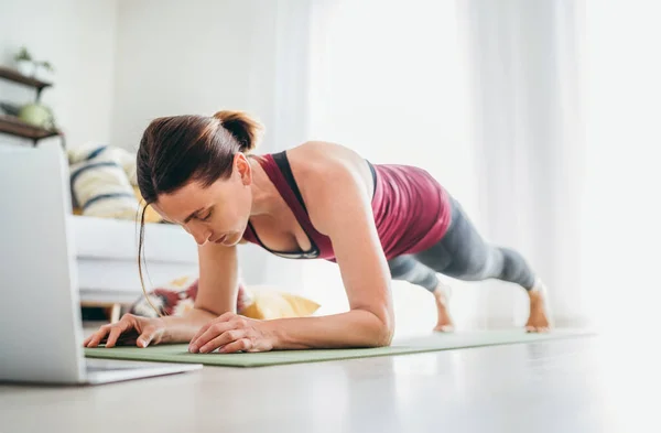 Adatto Donna Sportiva Sana Sul Tappeto Bassa Tavola Chaturanga Dandasana — Foto Stock