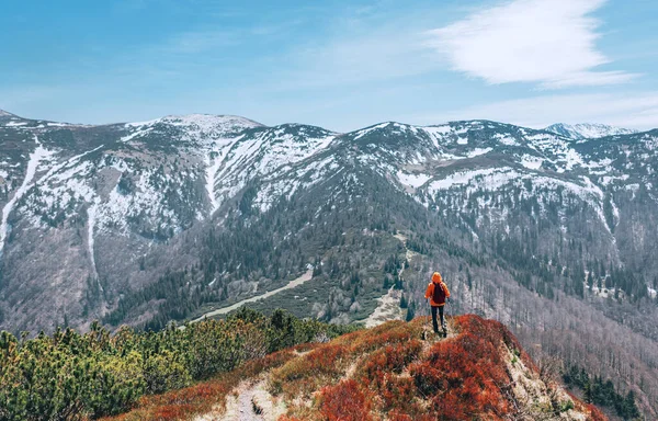 Bekleidet Mit Leuchtend Orangefarbener Jacke Spaziert Backpacker Auf Dem Touristenpfad — Stockfoto