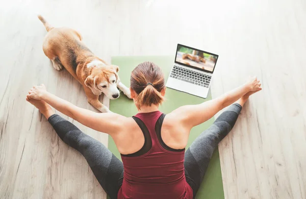 Visão Superior Ajuste Esportivo Mulher Saudável Sentar Tapete Upavistha Konasana — Fotografia de Stock