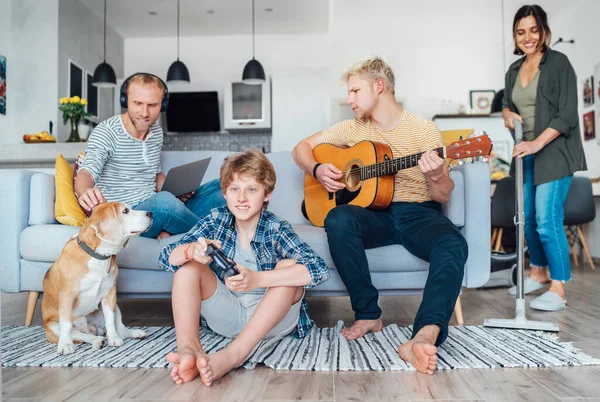 Tiempo Cuarentena Familia Sala Estar Juntos Padre Trabajando Distancia Usando — Foto de Stock