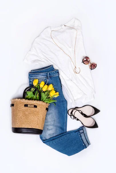 봄철에는 여자들을 청바지 블라우스 황금색 목걸이 선글라스 핸드백에 — 스톡 사진