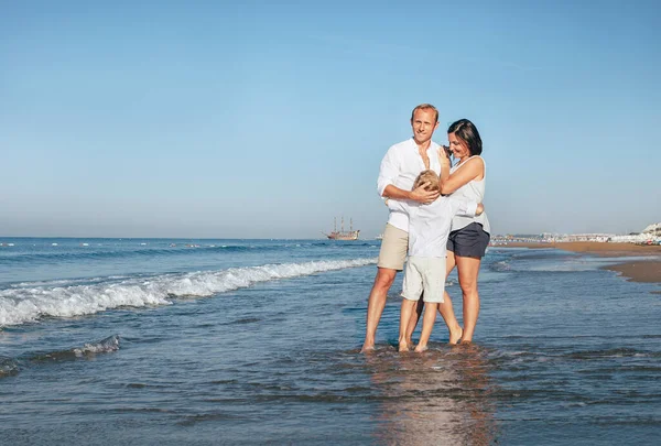 Vater Mutter Und Kleiner Sohn Spazieren Gemeinsam Auf Der Meeresbrandungslinie — Stockfoto