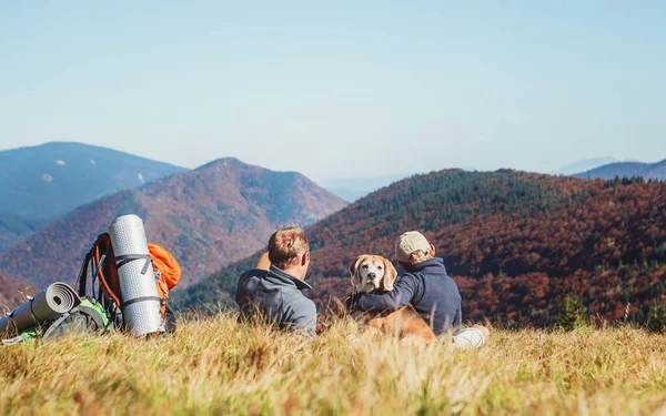 Baba Oğul Gezginler Dağ Tepesinde Dinleniyor Köpekleriyle Alçak Tatras Manzarasının — Stok fotoğraf