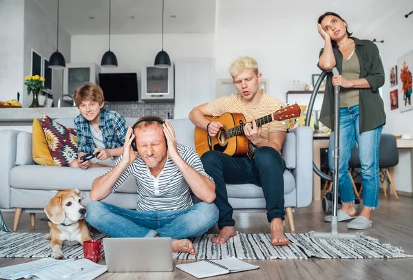 Tiempo Cuarentena Familia Sala Estar Juntos Padre Distancia Trabajando Con — Foto de Stock