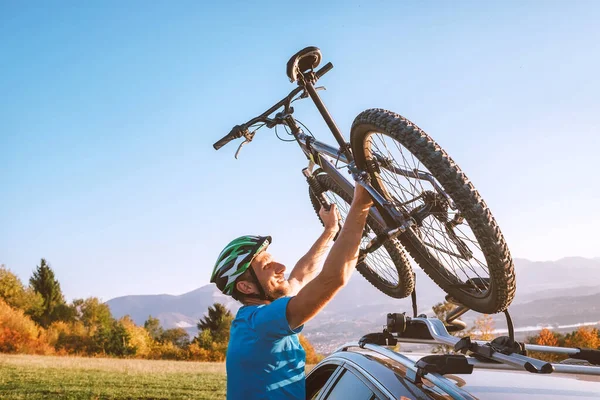 Hombre Ciclista Montaña Tomar Bicicleta Frente Techo Del Coche Imagen —  Fotos de Stock