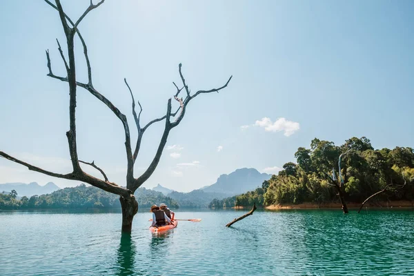 Jóvenes Exploradores Parejas Exploran Lago Cheow Lan Tailandia Usando Una — Foto de Stock