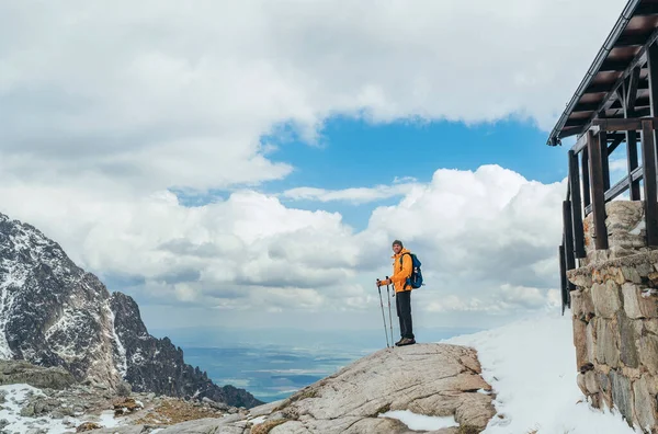 Ντυμένο Φωτεινό Πορτοκαλί Σακάκι Backpacker Περπάτημα Οροσειρά High Tatras Σλοβακία — Φωτογραφία Αρχείου