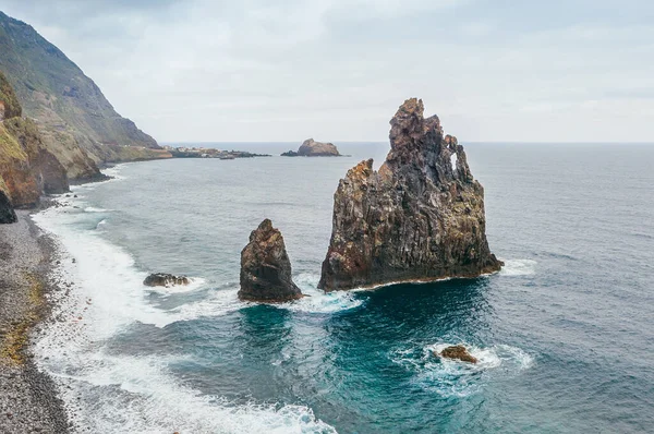 Ribeira da Janela Atlantik manzaralı ünlü volkanik kayalıklar Şubat ayı sonunda, Madeira adası, Portekiz.