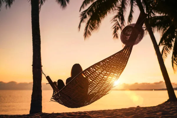 Jovem Mulher Relaxante Rede Articulada Entre Palmeiras Praia Areia Nascer — Fotografia de Stock