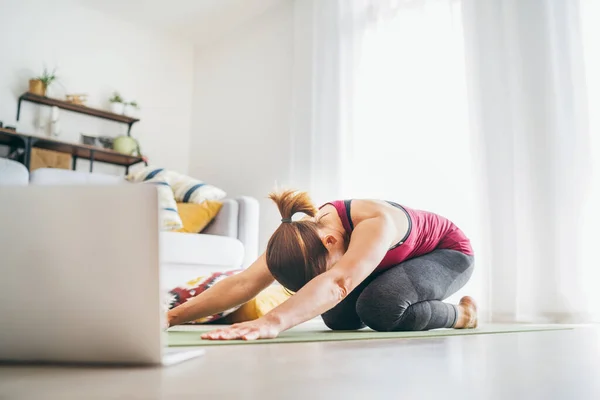 Adatto Donna Sana Sportiva Sul Tappeto Childs Balasana Dolce Posa — Foto Stock