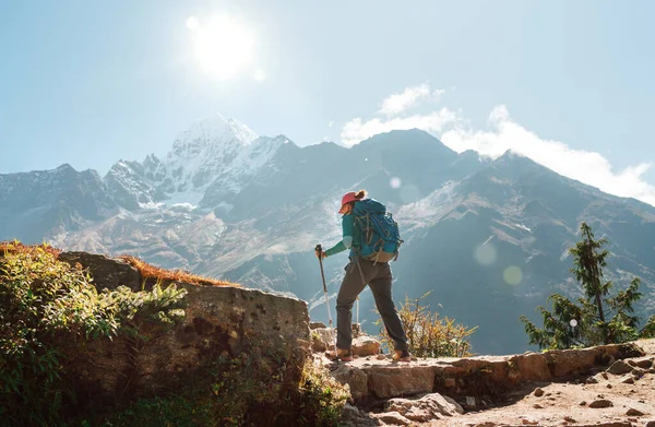 Jovem Mochileira Caminhante Usando Postes Trekking Desfrutando Rota Trekking Everest — Fotografia de Stock