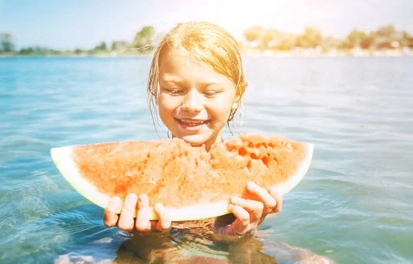 Piccola Ragazza Sorridente Ritratto Mangiare Anguria Rossa Mentre Lei Godendo — Foto Stock