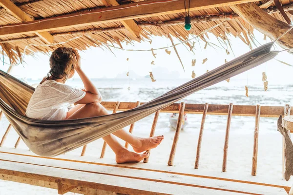 Joven Hembra Sentada Hamaca Terraza Choza Paja Disfrutando Paisaje Playa — Foto de Stock