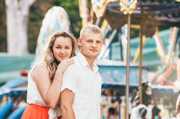 Porträtt Två Unga Människor Som Går Stadsparken Och Poserar Framför — Stockfoto