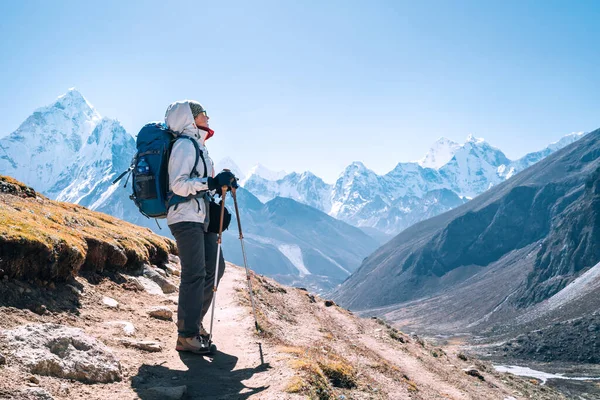 在尼泊尔丁波奇附近的珠穆朗玛峰基地营地 年轻的背包客女性带着远足杆散步 背景为Ama Dablam 812亿 积极休假的概念 — 图库照片