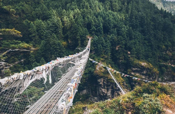 Hängebrücke Mit Bunten Tibetischen Gebetsfahnen Über Der Schlucht Trekkingroute Everest — Stockfoto