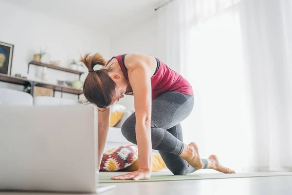 Yoga Pozisyonunda Sportif Sağlıklı Beyaz Kadın Nefes Egzersizleri Yapıyor Dizüstü — Stok fotoğraf