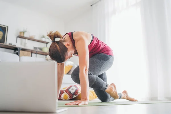 Fit Sportovní Zdravé Kauzální Asijské Ženy Podložce Jóga Póze Dělat — Stock fotografie