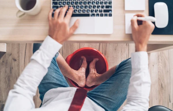 Comic Moderne Kantoor Tafel Bovenaanzicht Opname Zakenman Typen Laptop Toetsenbord — Stockfoto