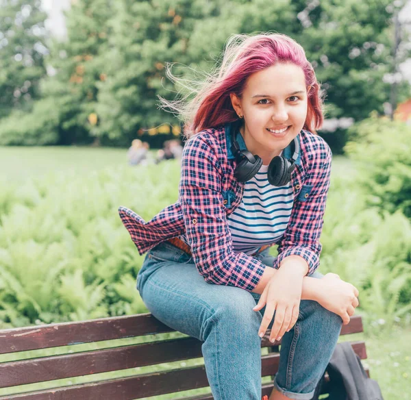 Portret Van Prachtige Moderne Jonge Vrouwelijke Tiener Met Buitengewone Kapsel — Stockfoto