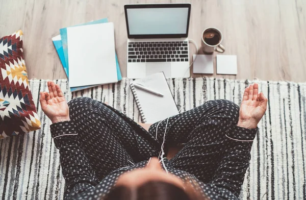 Affärskvinna Klädd Pyjamas Lyssnande Hörlurar Mediterar Med Morgonkaffe Med Gyan — Stockfoto