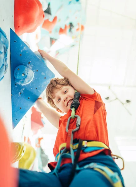 Teenager Boy Indoor Climbing Wall Hall Boy Climbing Using Top — Stock Photo, Image