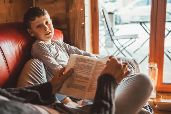 Πατέρας Ανάγνωση Βιβλίο Στο Γιο Ζεστό Εξοχικό Σπίτι Μια Παγκόσμια — Φωτογραφία Αρχείου