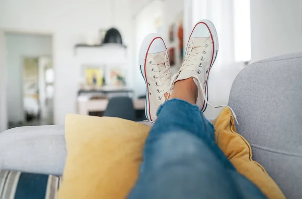 Giovane Femmina Sdraiata Nuova Sneaker Beige Figlio Accogliente Comodo Divano — Foto Stock