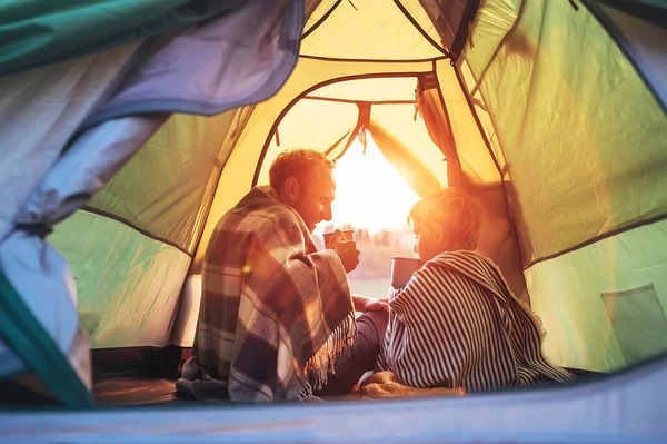 Pai Filho Bebem Chá Quente Sentados Juntos Tenda Acampamento Viajar — Fotografia de Stock