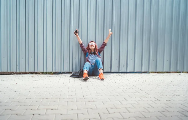 Fröhliche Hände Erheben Sich Schöne Moderne Lächelnde Junge Teenagerin Kariertem — Stockfoto