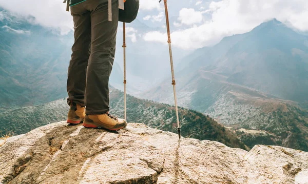 Junge Wanderinnen Stehen Steilhang Und Genießen Das Imja Khola Tal — Stockfoto