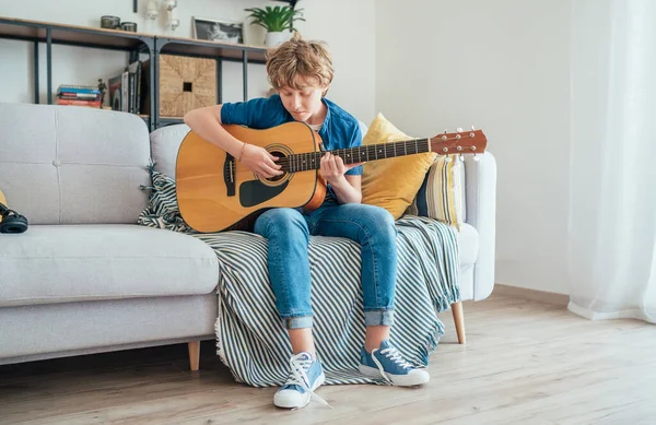 Niño Preadolescente Tocando Guitarra Acústica Vestidos Vaqueros Casuales Camisa Zapatillas — Foto de Stock