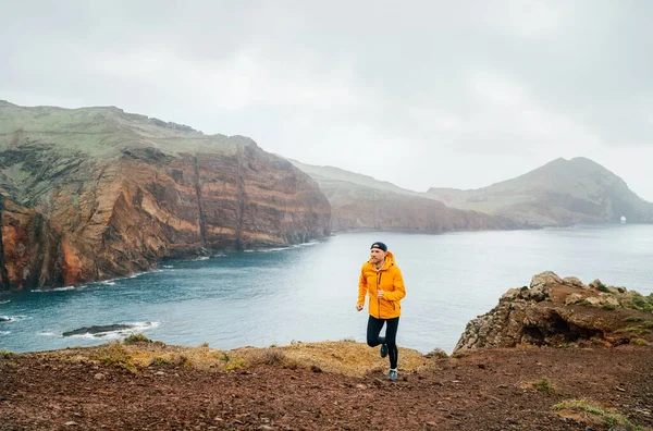 Trail Δρομέας Ντυμένος Πορτοκαλί Αδιάβροχο Σακάκι Τρέξιμο Καλσόν Και Παπούτσια — Φωτογραφία Αρχείου