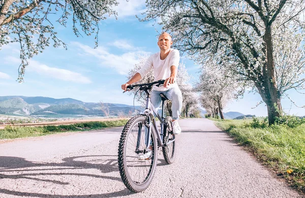 Felice Uomo Sorridente Bicicletta Sulla Strada Campagna Sotto Gli Alberi — Foto Stock